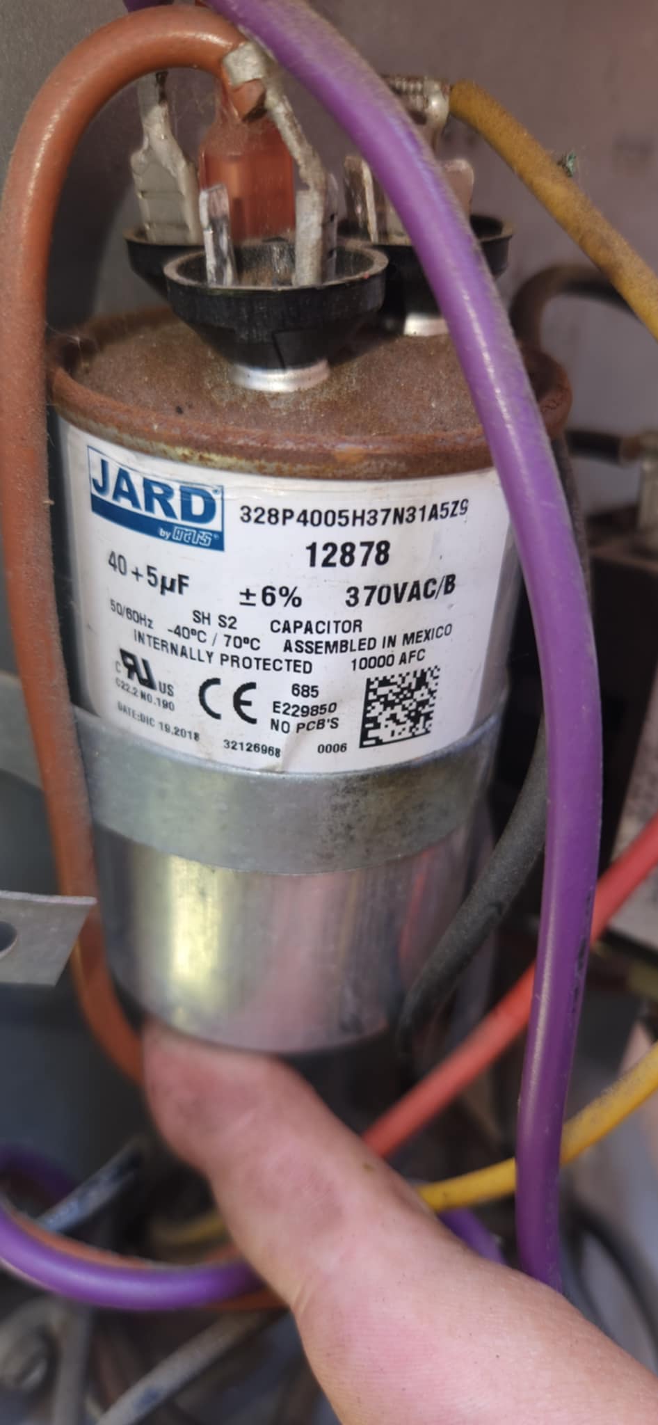 Capacitor unit wiring